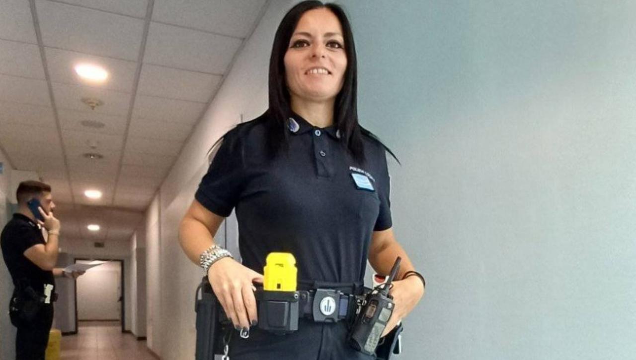 
	Una agente con il BolaWrap (dispositivo giallo)

