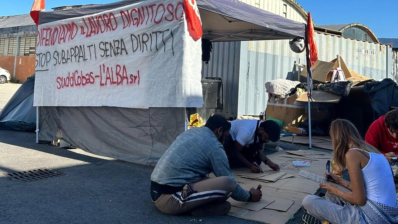 Prato, tre indagati per violenza e sfruttamento: perquisizioni nei dormitori della stireria Alba srl