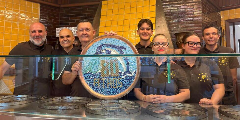 La "teglia commemorativa" per gli 80 anni della pizzeria Athos a Viareggio