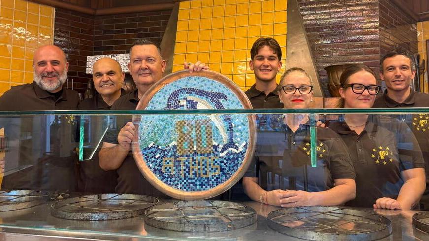 La "teglia commemorativa" per gli 80 anni della pizzeria Athos a Viareggio