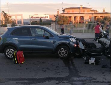 Scontro tra un'auto e uno scooter a Lentigione: gravissimo un uomo di 55 anni