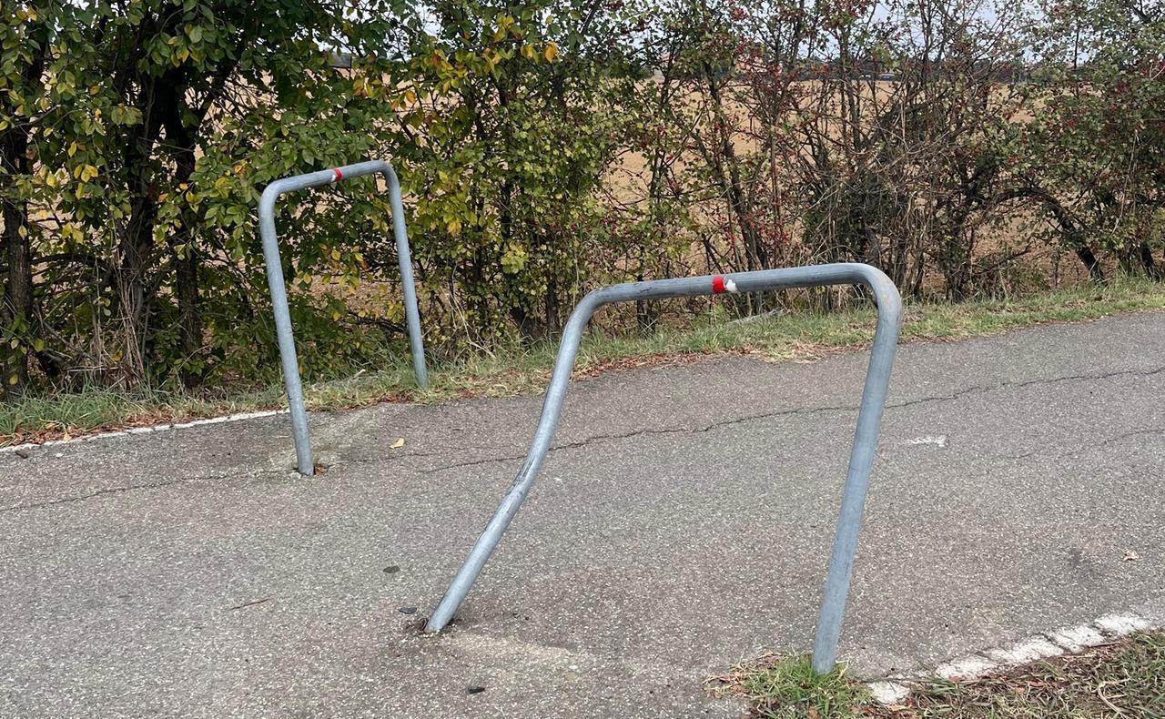 
	Le barriere della ciclabile sfondate

