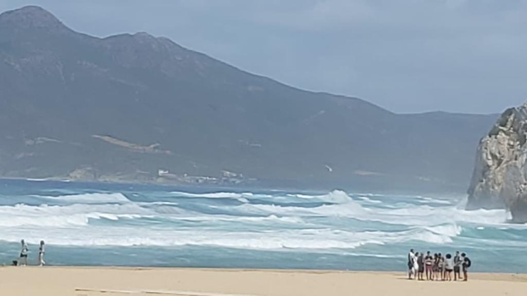 Il mare restituisce il corpo della donna annegata a Buggerru