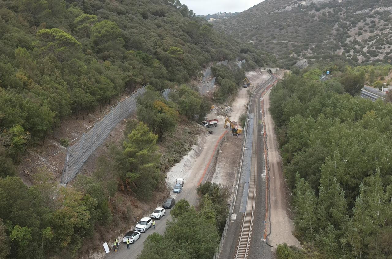 Ferrovie, una galleria artificiale nel costone di Muros