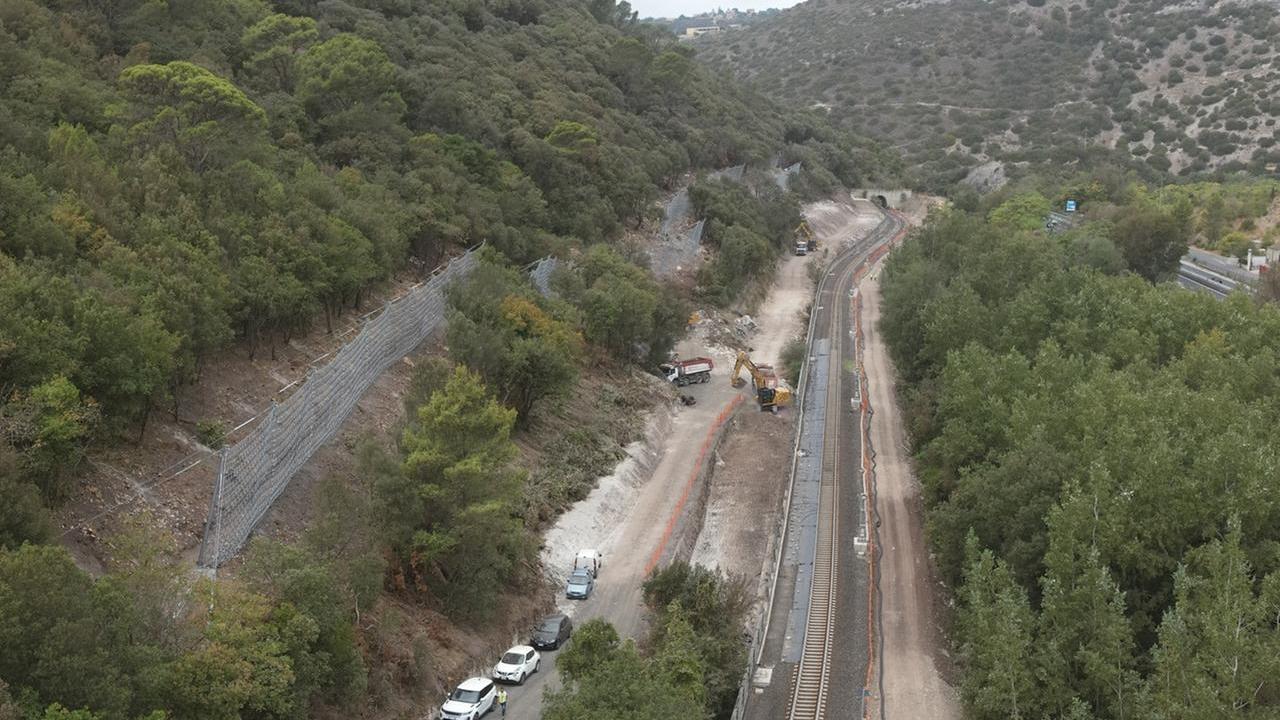 Ferrovie, una galleria artificiale nel costone di Muros