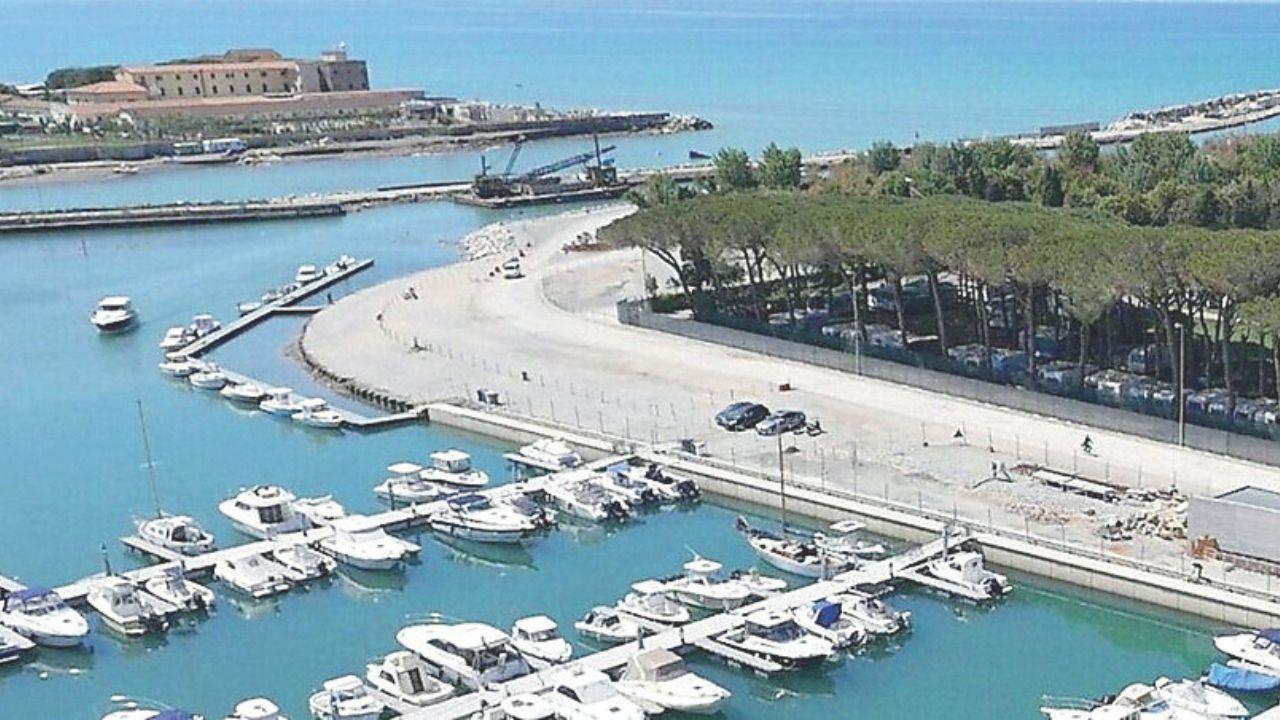 
	Il porto di Cecina

