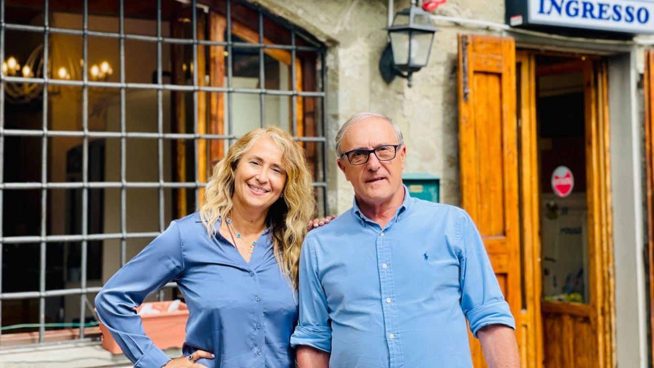 Valeria Ferrara e Marco Benelli, uno dei soci fondatori di Immobiliare Villa Fiorita, che cura la vendita dell’Antica Locanda al Passo della Collina