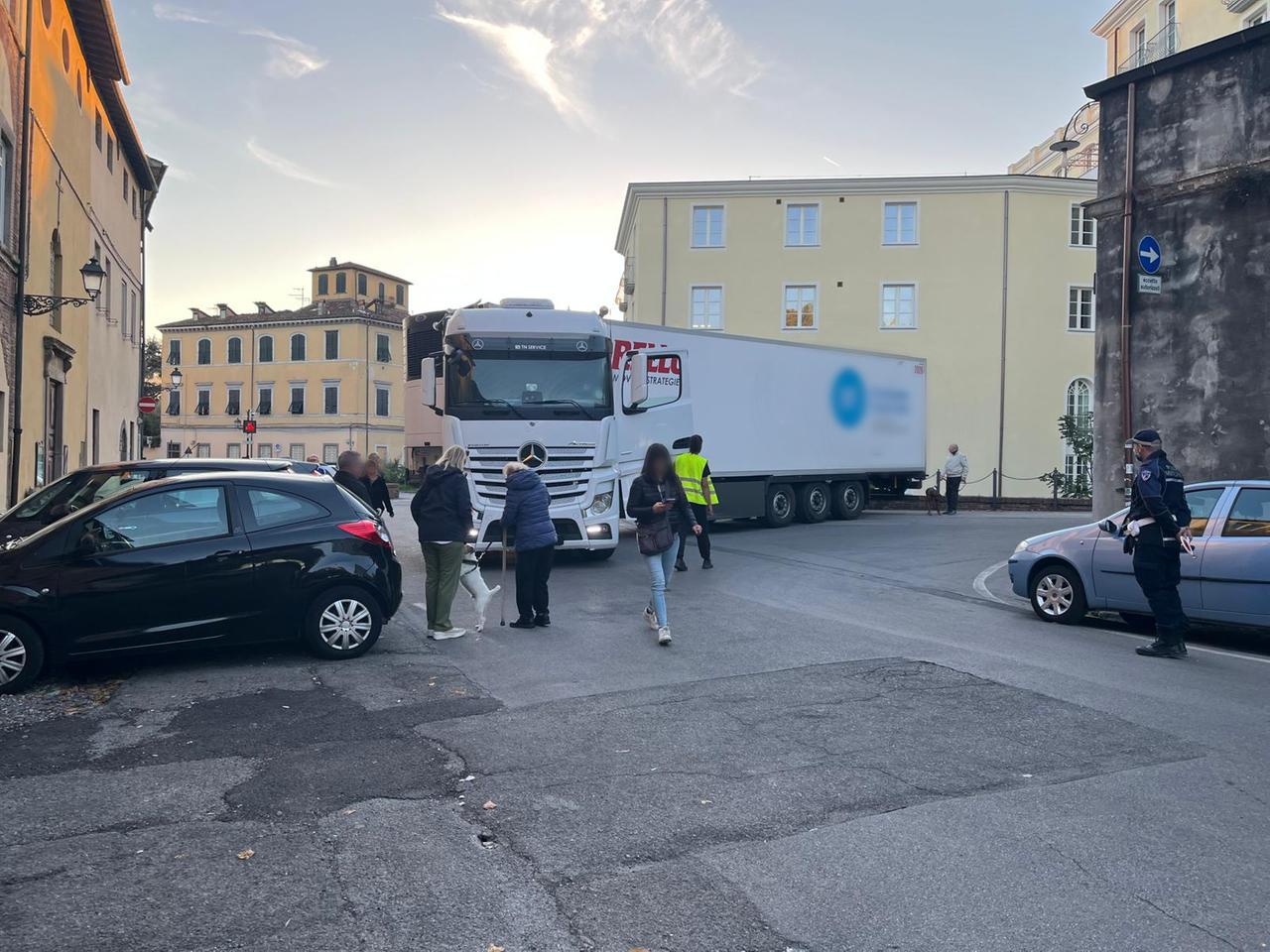 Autoarticolato “incastrato” nel centro di Lucca