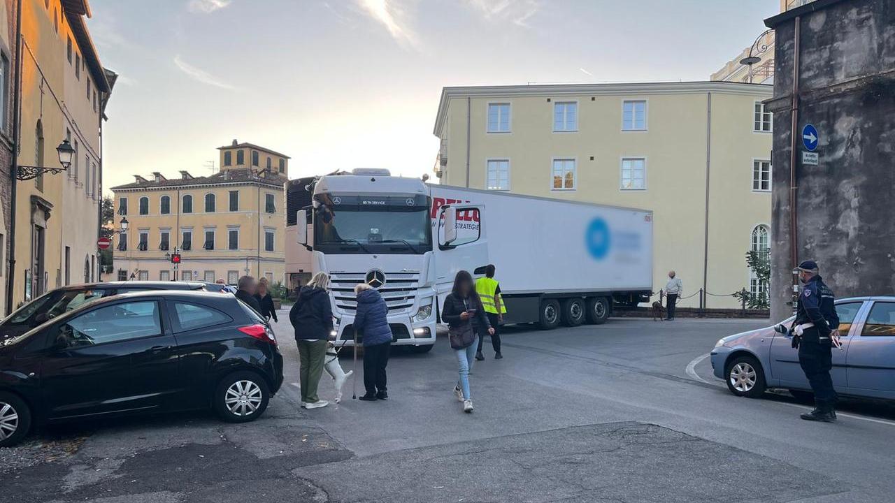 Autoarticolato “incastrato” nel centro di Lucca
