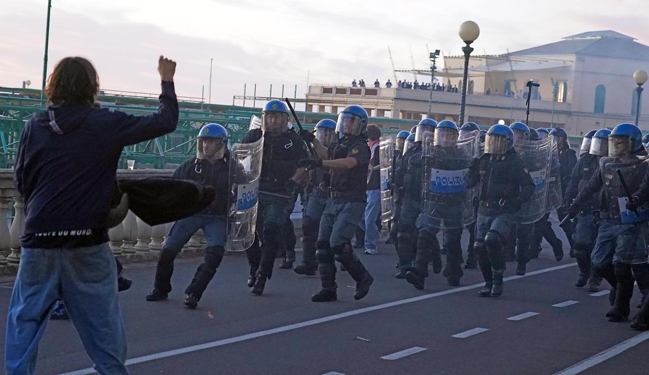 La carica della polizia (foto Stick)