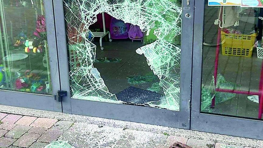 La vetrina di Baby Bazar spaccata