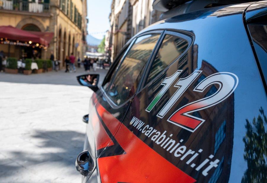 Lucca, picchia moglie e figli e spintona i carabinieri: arrestato