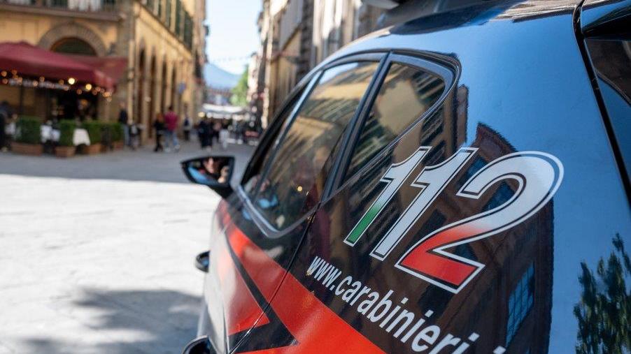 Lucca, picchia moglie e figli e spintona i carabinieri: arrestato