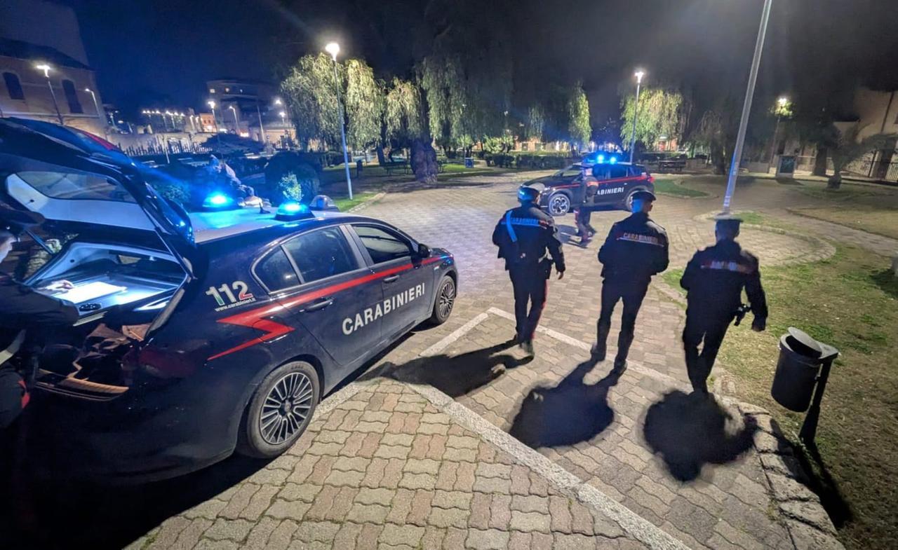 In casa droga e armi, i carabinieri arrestano un 21enne