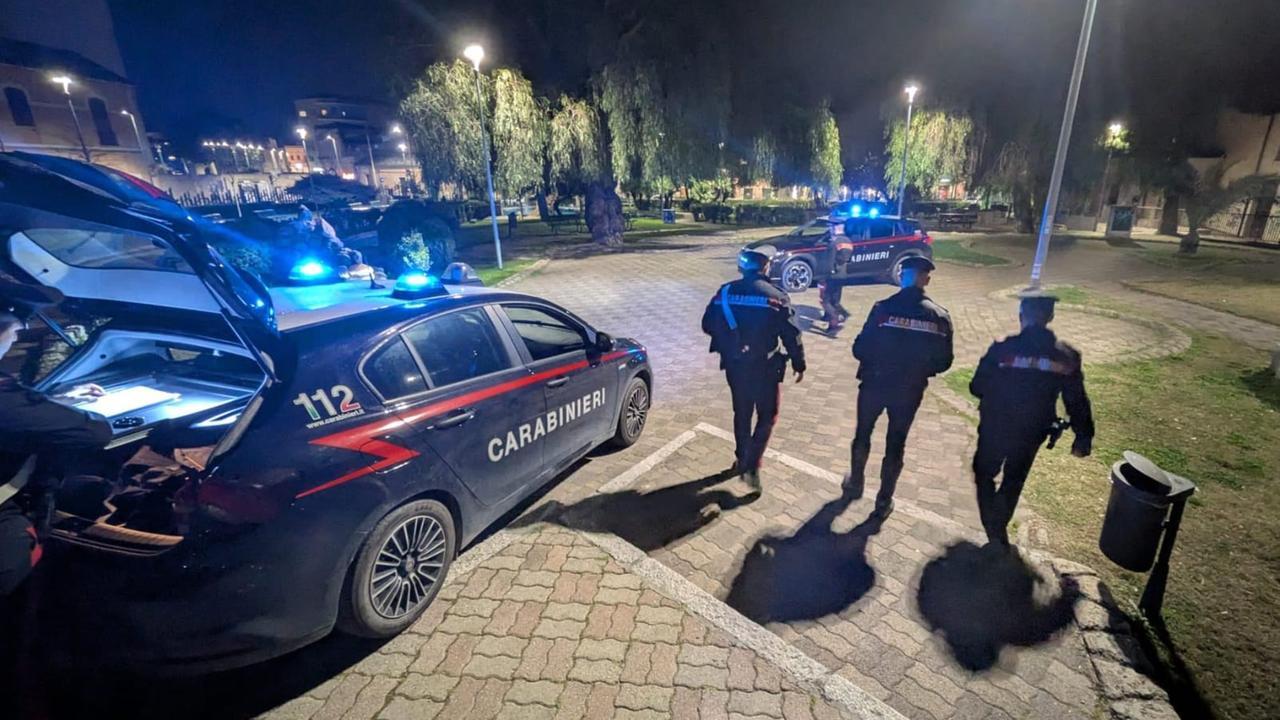 In casa droga e armi, i carabinieri arrestano un 21enne