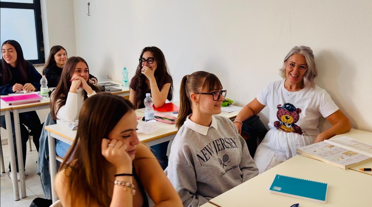 Olbia, imprenditrice di 63 anni torna tra i banchi del liceo: «Un privilegio»