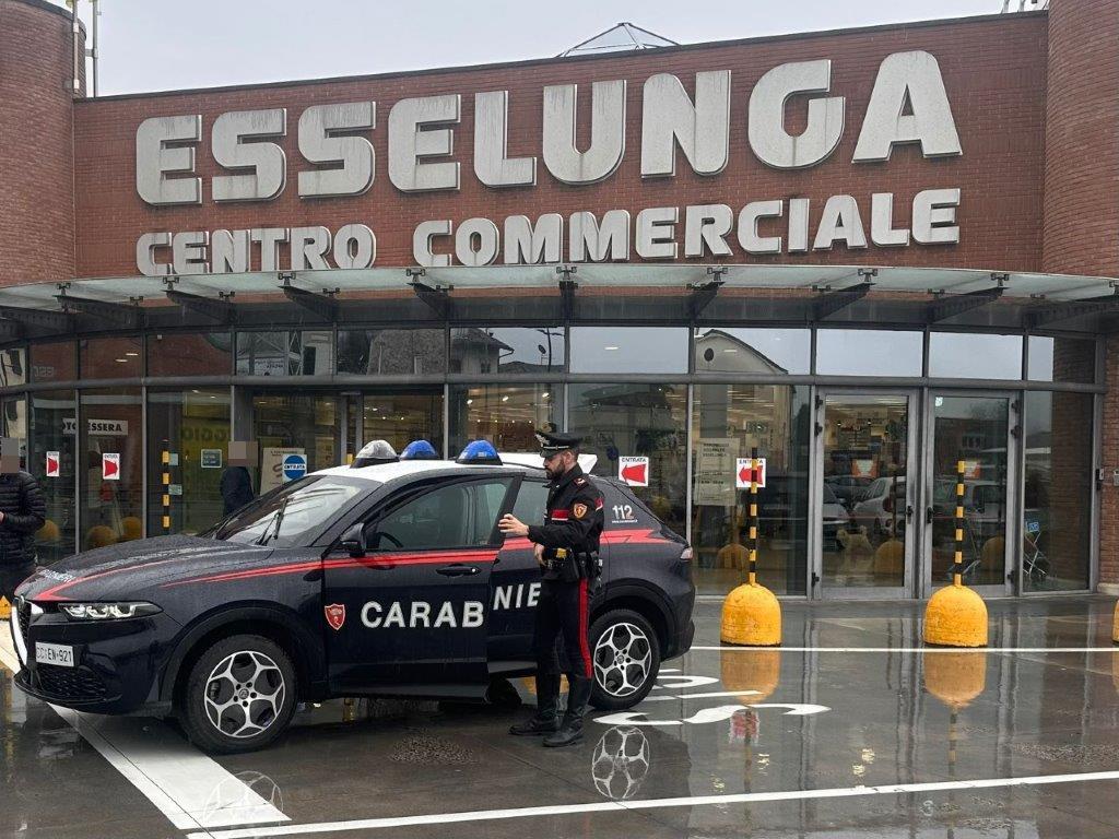 Lucca, nasconde caffè e prosecco alle casse: arrestato