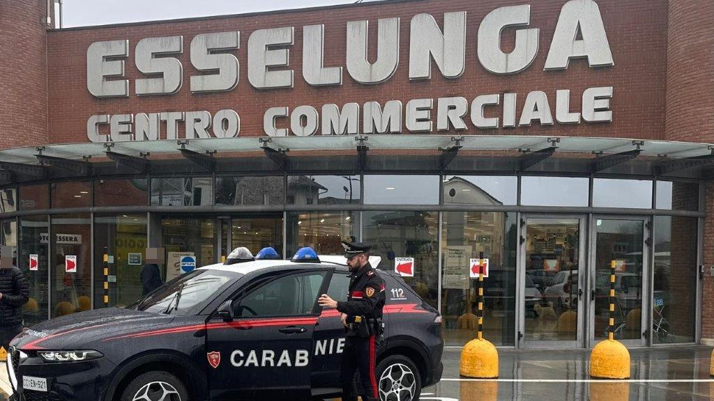 Lucca, nasconde caffè e prosecco alle casse: arrestato