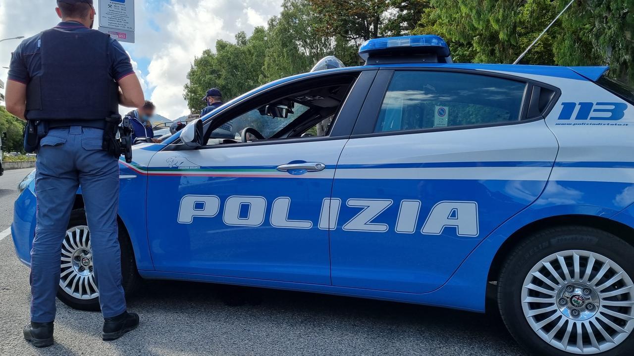 «Hai un po’ di latte?»: entra nell’appartamento e la violenta