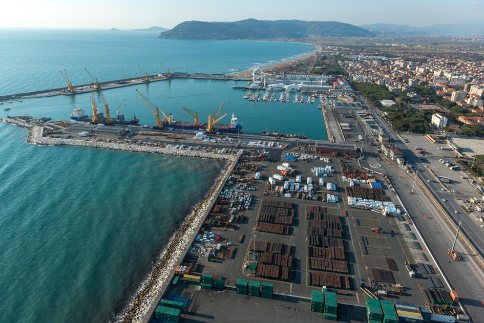 
	Il porto di Carrara in una foto d'archivio

