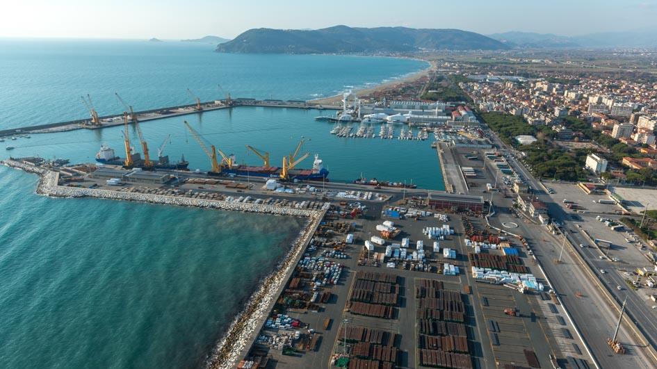 Il porto di Carrara in una foto d'archivio