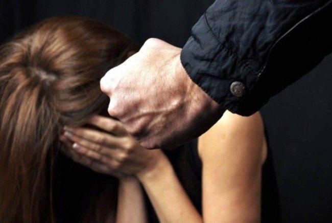 Si barrica in casa con i figli per scappare dal compagno violento: arrestato un 35enne