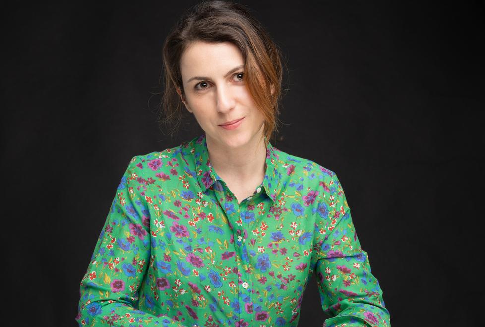 Simona Dolce a Ferrara con “Il vero nome di Rosamund Fisher”: «Oltre il muro della villa c’era il lager»