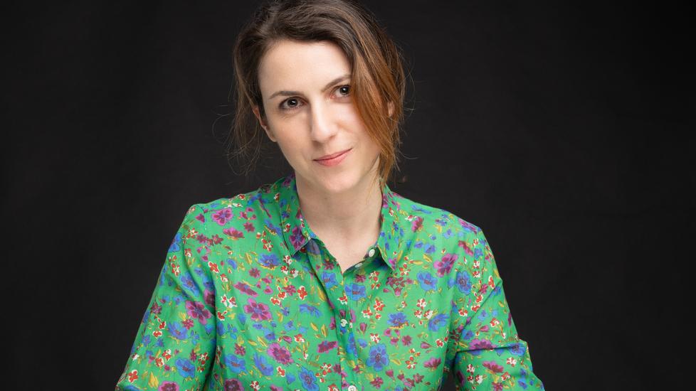 Simona Dolce a Ferrara con “Il vero nome di Rosamund Fisher”: «Oltre il muro della villa c’era il lager»