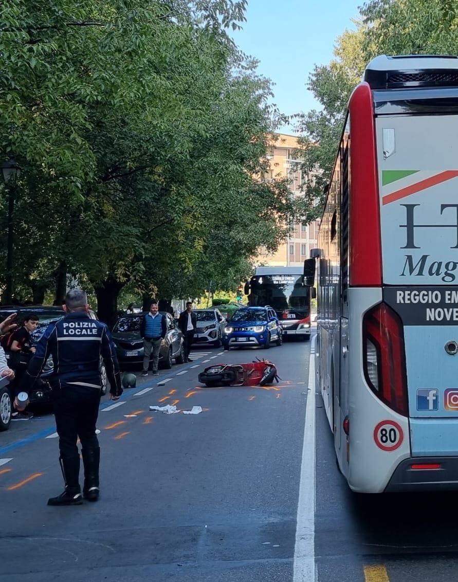 Schianto tra moto e scooter in viale Umberto I: 21enne in Rianimazione
