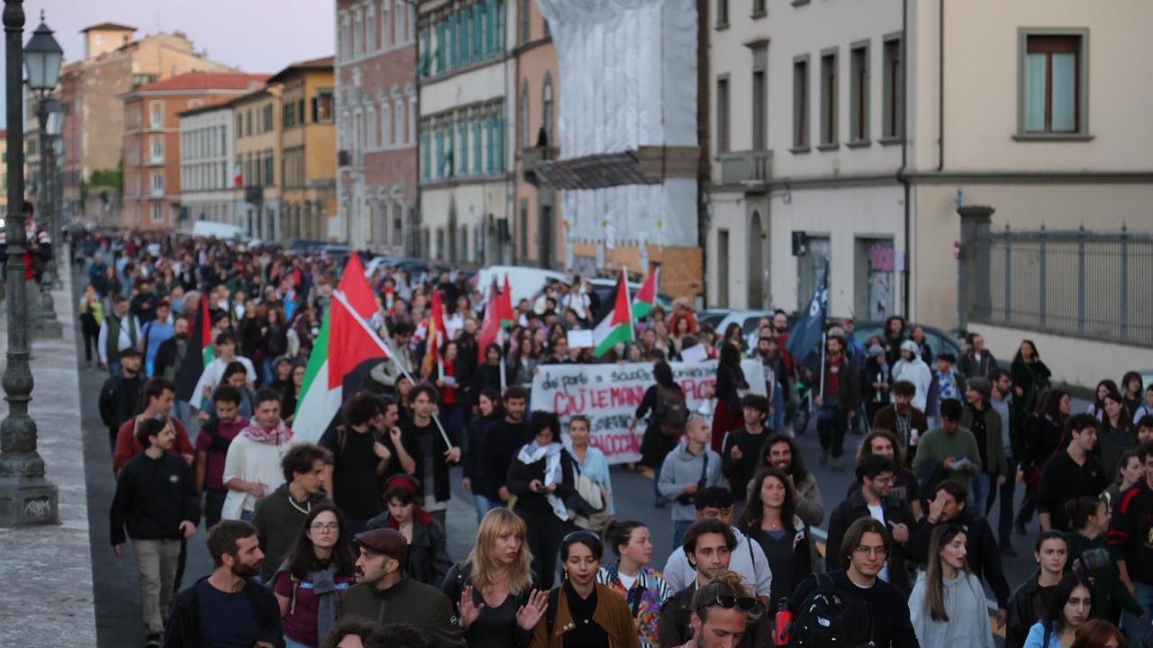 Gli studenti in corteo (foto Stick)