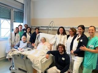 
	Alberto e Franca con medici e infermieri in ospedale

