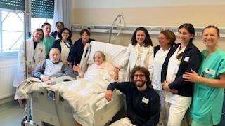 Alberto e Franca con medici e infermieri in ospedale