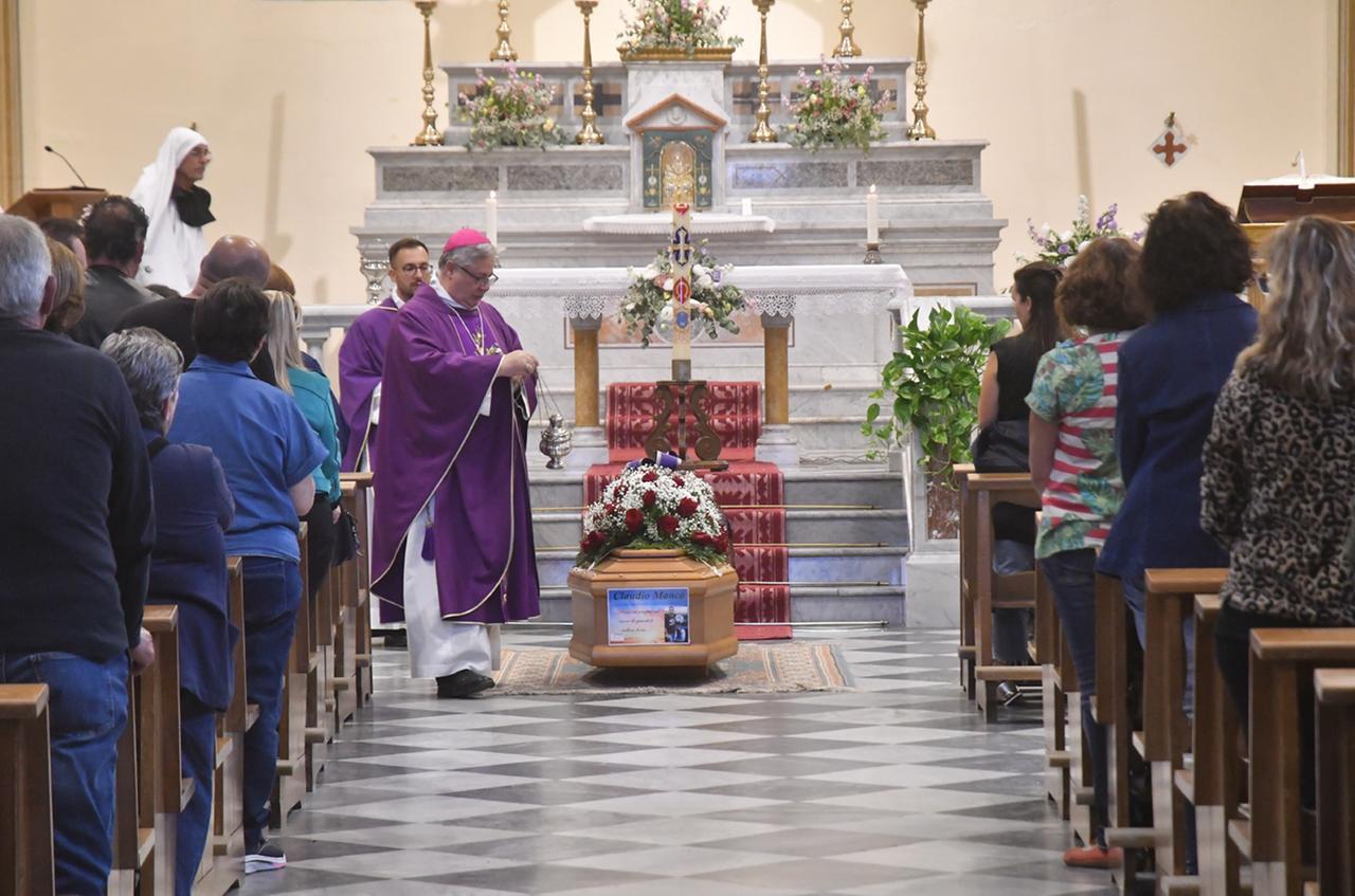 Il vescovo al funerale di Claudio Manca, investito e ucciso: «Forte la tentazione di farsi giustizia da soli»