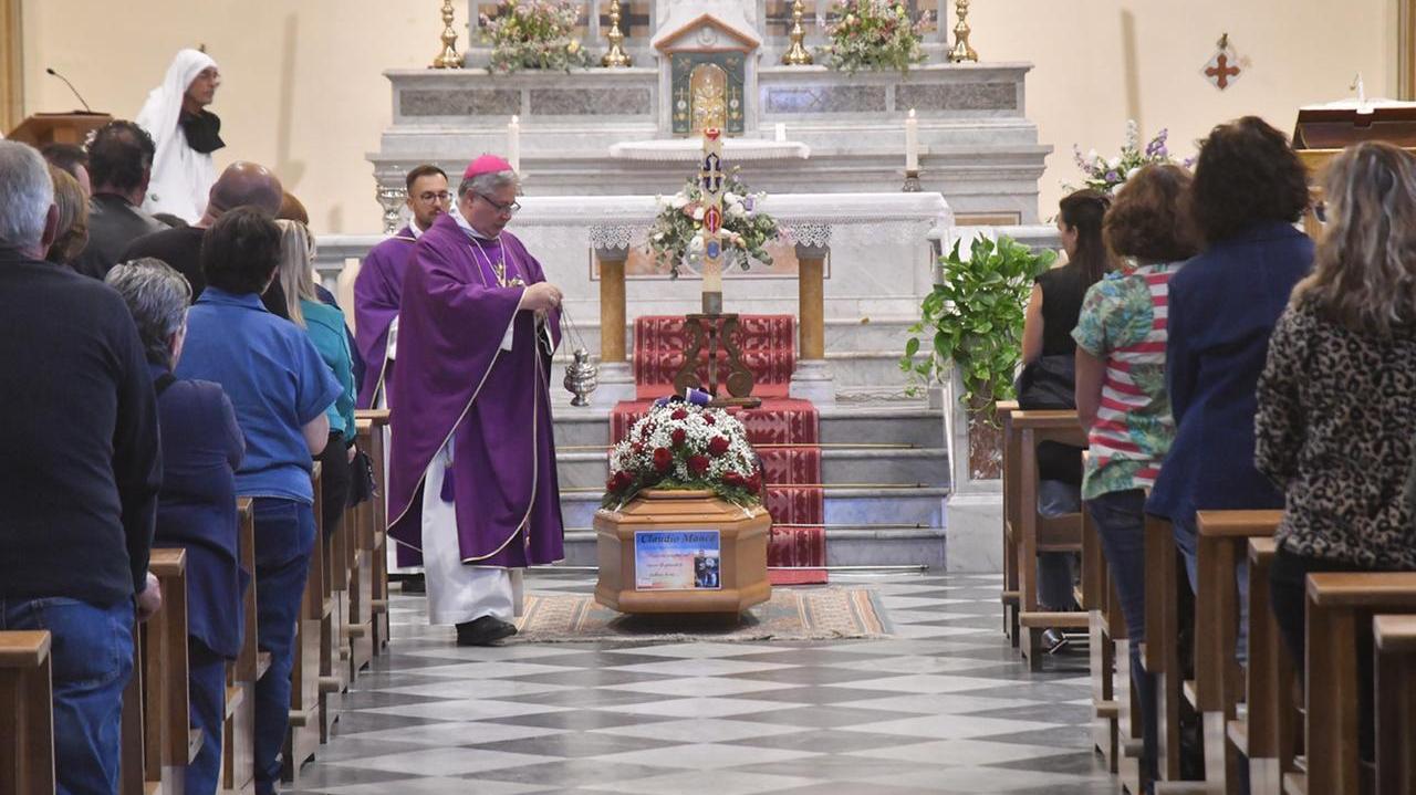 Il vescovo al funerale di Claudio Manca, investito e ucciso: «Forte la tentazione di farsi giustizia da soli»