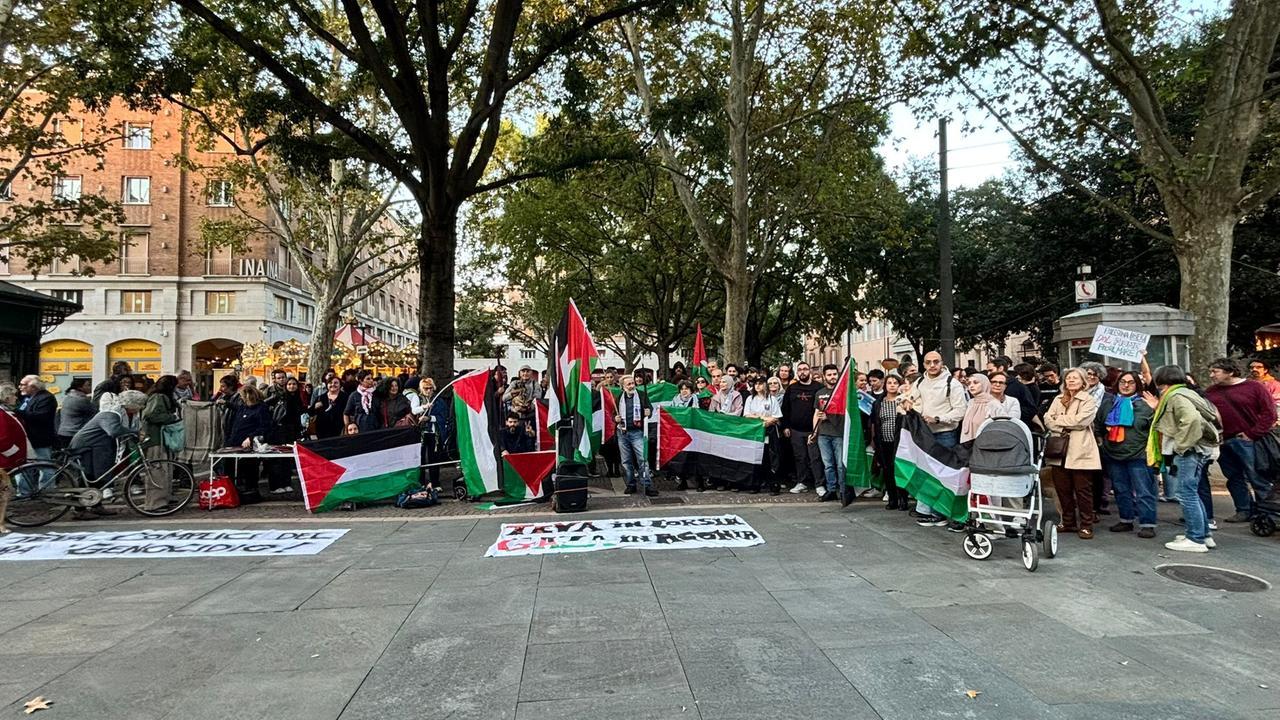 Il sit in pro Palestina diventa un corteo: in 500 verso il parco Ferrari bloccano la via Emilia