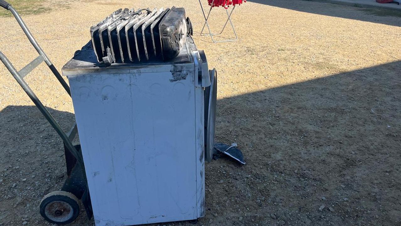 La lavatrice andata a fuoco (foto Stick)