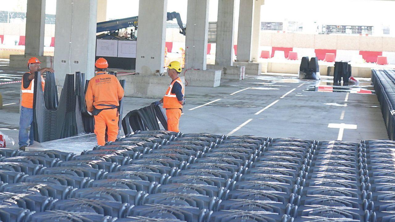 I lavori all’interno del nuovo terminal dell’aeroporto Galilei di Pisa (foto Stick)