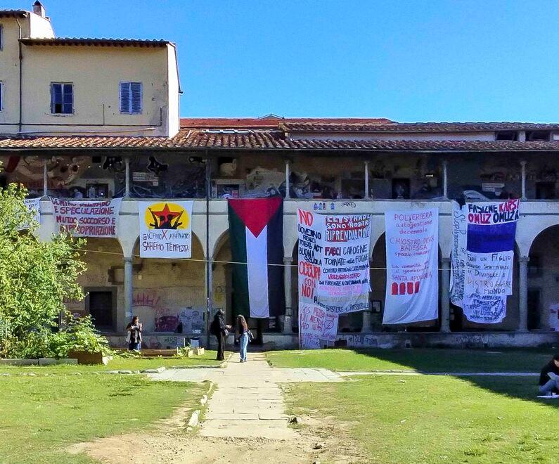 
	Striscioni e protesta che da via Laura si sposta in Sant&rsquo;Apollonia


