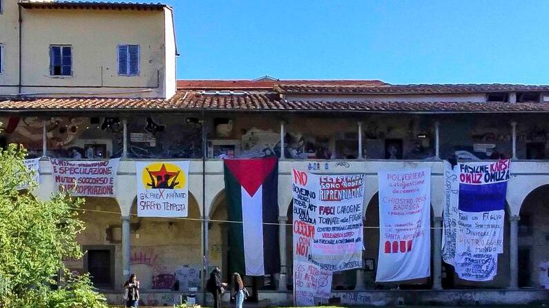 Striscioni e protesta che da via Laura si sposta in Sant’Apollonia