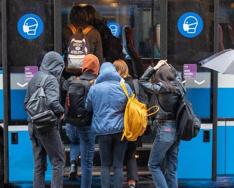 Multato a 12 anni sul bus a Modena. «Ma mio figlio era in regola»