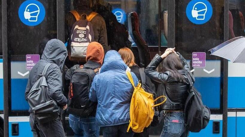 Multato a 12 anni sul bus a Modena. «Ma mio figlio era in regola»