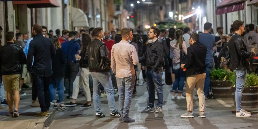 Minacciato con cocci di vetro per il whisky. Ancora violenza in via Carlo Mayr