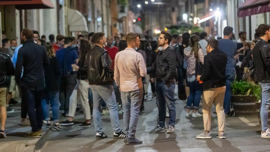 Minacciato con cocci di vetro per il whisky. Ancora violenza in via Carlo Mayr