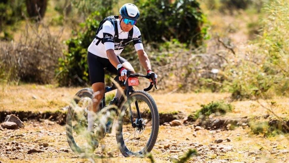 Da Livorno al Kenya, 650 chilometri in bici nella Savana: la sfida dell’imprenditore dei viaggi<br type="_moz" />