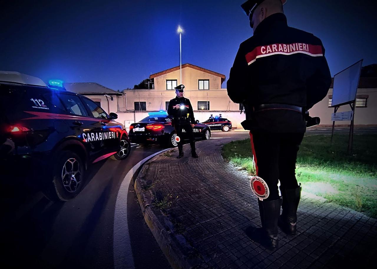 Getta la cocaina dall’auto, i carabinieri la bloccano: donna in manette