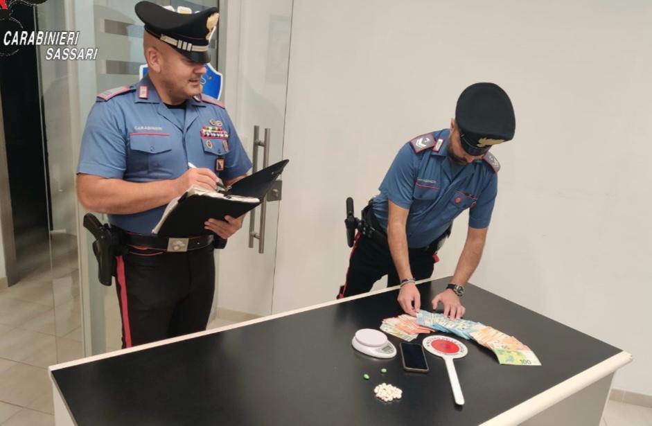 In casa aveva il market della droga, trovate anche 38 dosi di cocaina: arrestato