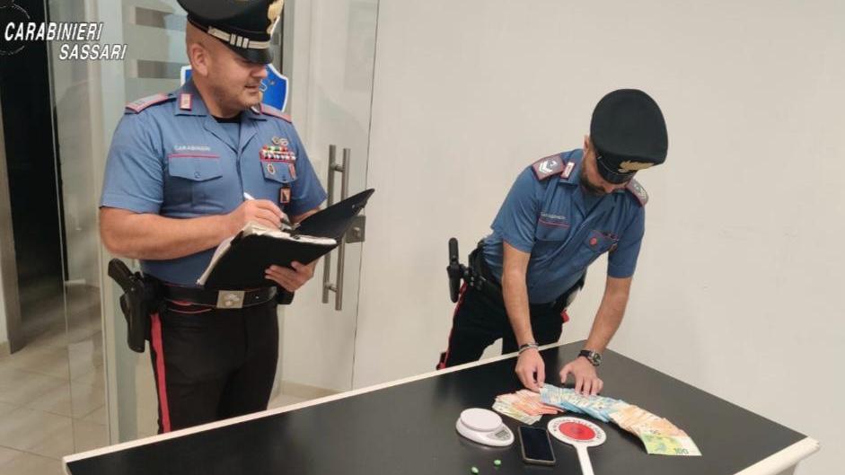 In casa aveva il market della droga, trovate anche 38 dosi di cocaina: arrestato