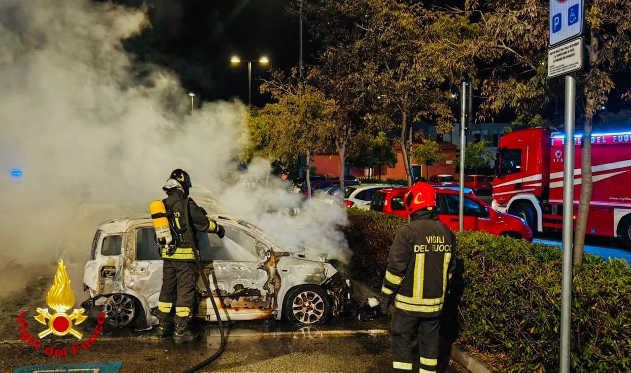 Fiamme e paura nella notte, un incendio distrugge tre auto: indagini in corso