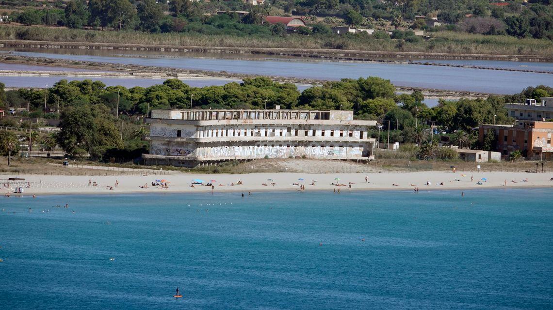 Ex Ospedale Marino, c’è un progetto da 12 milioni: il rudere del Poetto diventa hotel di lusso fronte mare
