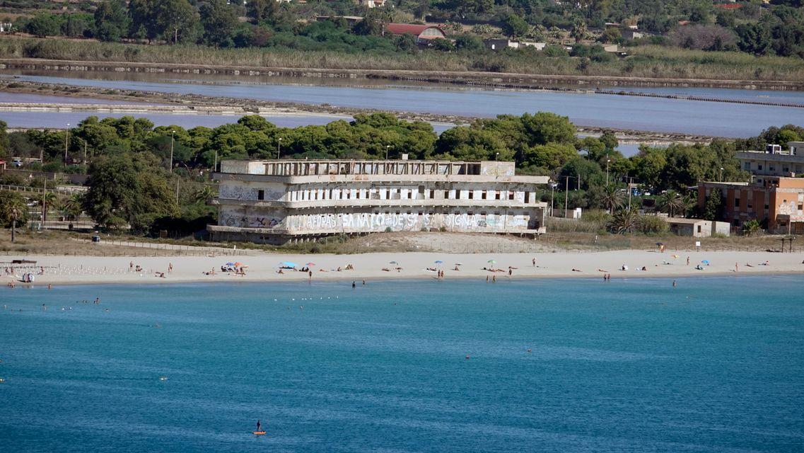Ex Ospedale Marino, c’è un progetto da 12 milioni: il rudere del Poetto diventa hotel di lusso fronte mare